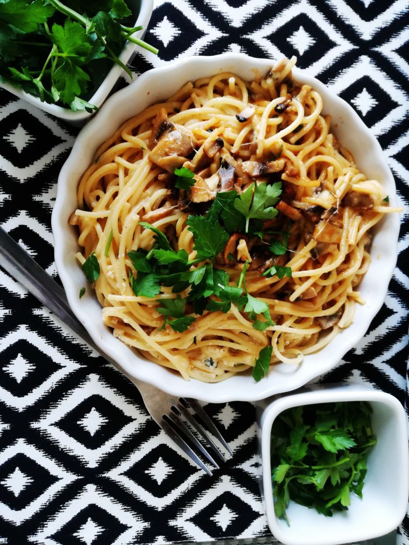 Spaghetti z sosem pieczarkowym-serowym
