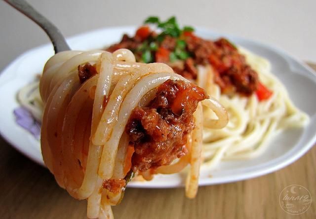 Spaghetti z sosem pomidorowo -paprykowym