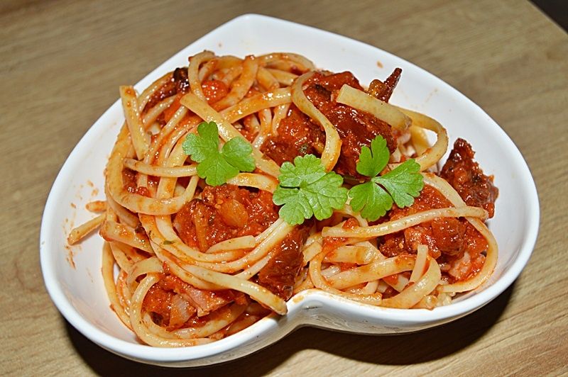 Spaghetti z sosem pomidorowym Spaghetti z sosem pomidorowym