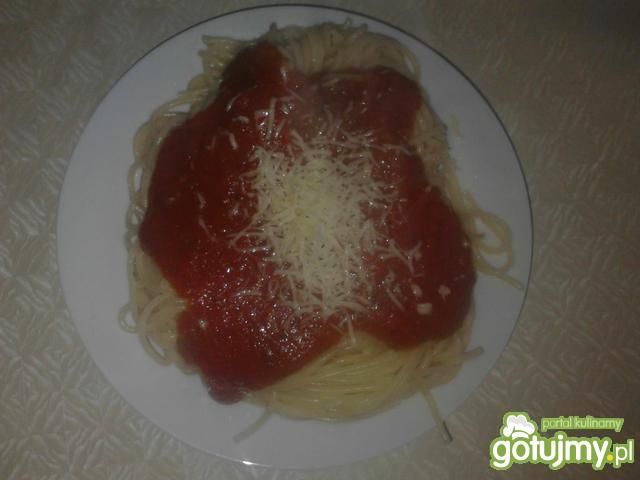 Spaghetti z sosem pomidorowym dayzi Spaghetti z sosem pomidorowym dayzi