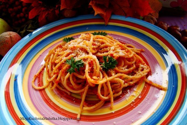 Spaghetti z sosem pomidorowym i grana Spaghetti z sosem pomidorowym i grana