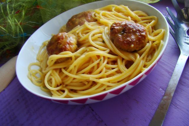 Spaghetti z sosem warzywnym i klopsikami  Spaghetti z sosem warzywnym i klopsikami