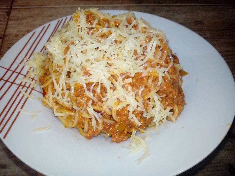 Spaghetti z sosem z kotletów mielonych