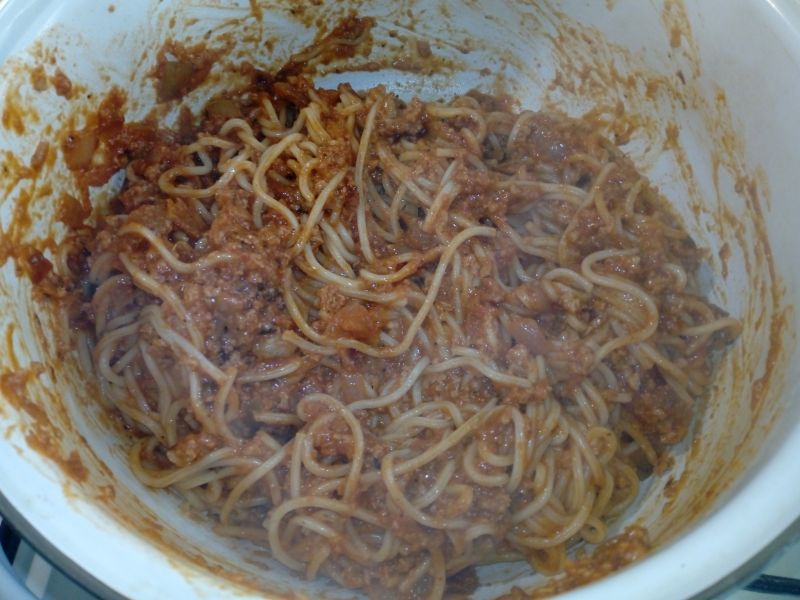 Spaghetti z sosem z kotletów mielonych
