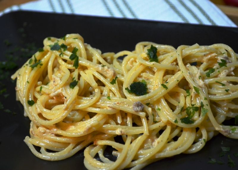 Spaghetti z sosem z wędzoną makrelą 