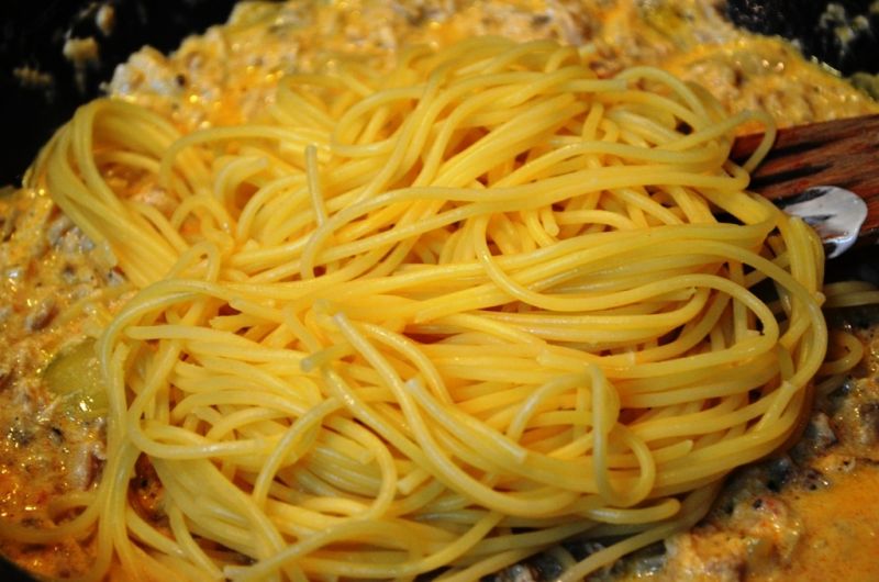 Spaghetti z sosem z wędzoną makrelą 