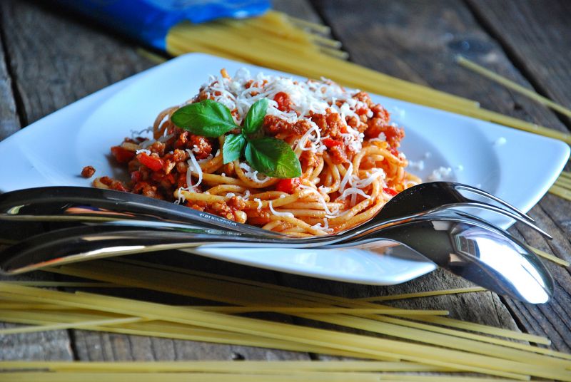 Spaghetti z sosem ze świeżeych pomidorów Spaghetti z sosem ze świeżeych pomidorów