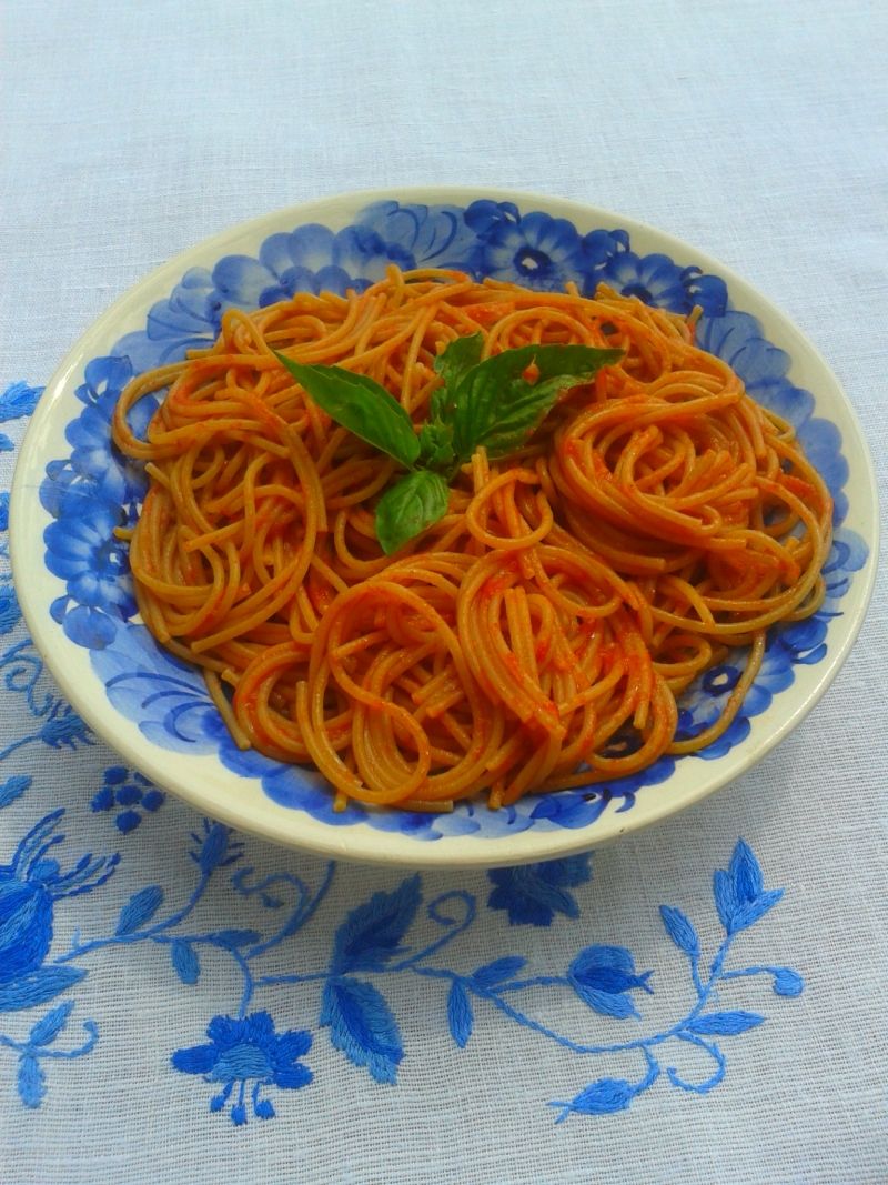 Spaghetti z sosem ze świeżych pomidorów  Spaghetti z sosem ze świeżych pomidorów