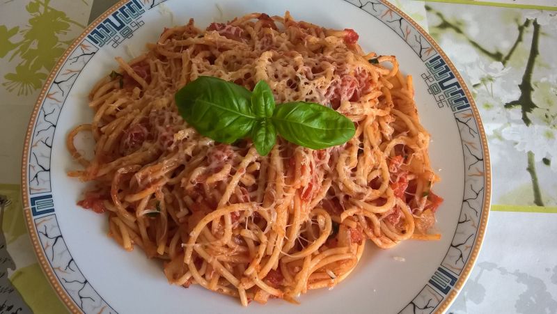 Spaghetti z sosem ze świeżych pomidorów