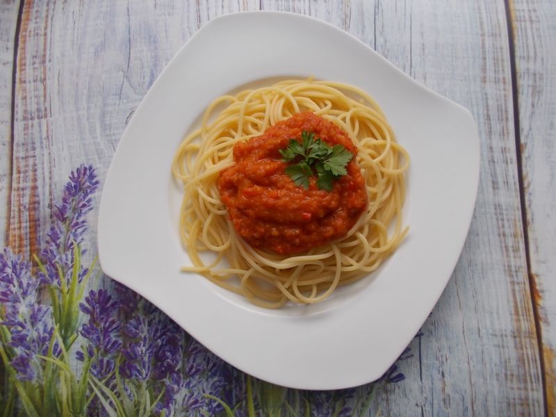 Spaghetti z sosem ze świeżych pomidorów Spaghetti z sosem ze świeżych pomidorów