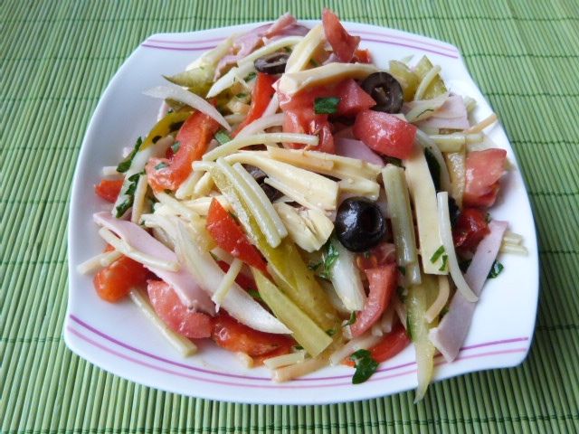 Spaghetti z szynką i warzywami  Spaghetti z szynką i warzywami