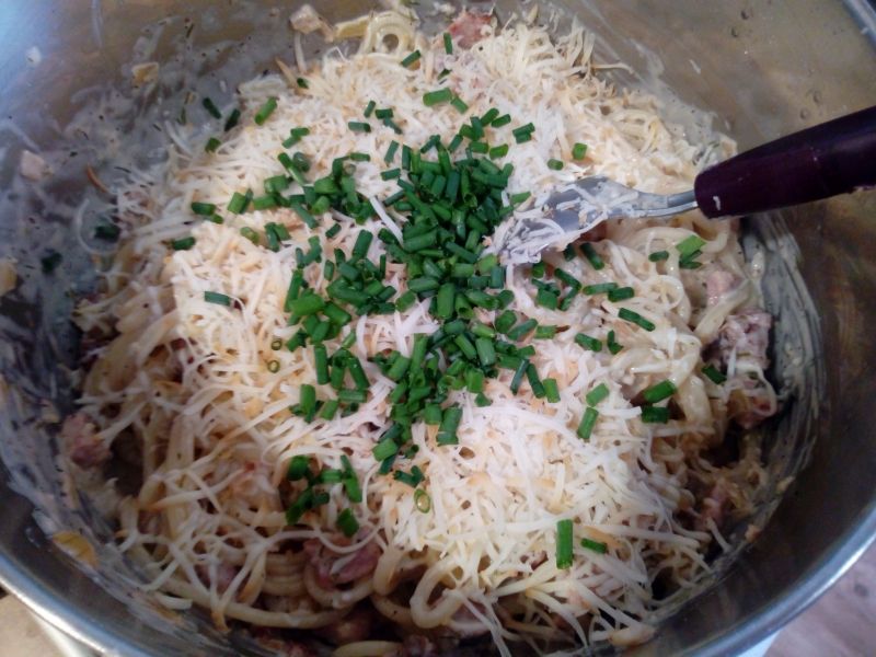 Spaghetti z szynką w sosie śmietanowym