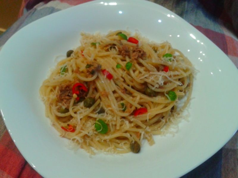 Spaghetti z tuńczykiem i kaparami Spaghetti z tuńczykiem i kaparami