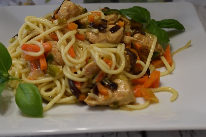 Spaghetti z warzywami chińskimi Spaghetti z warzywami chińskimi