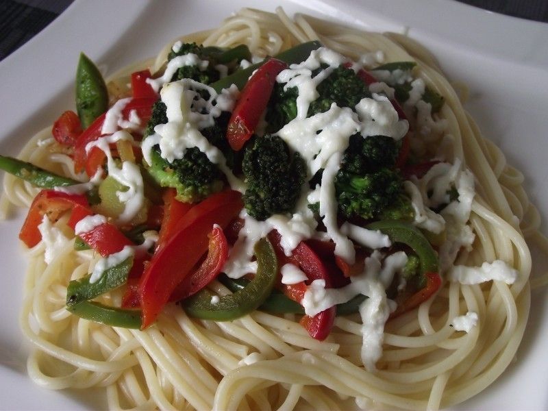 Spaghetti z warzywami pod mozzarellą Spaghetti z warzywami pod mozzarellą