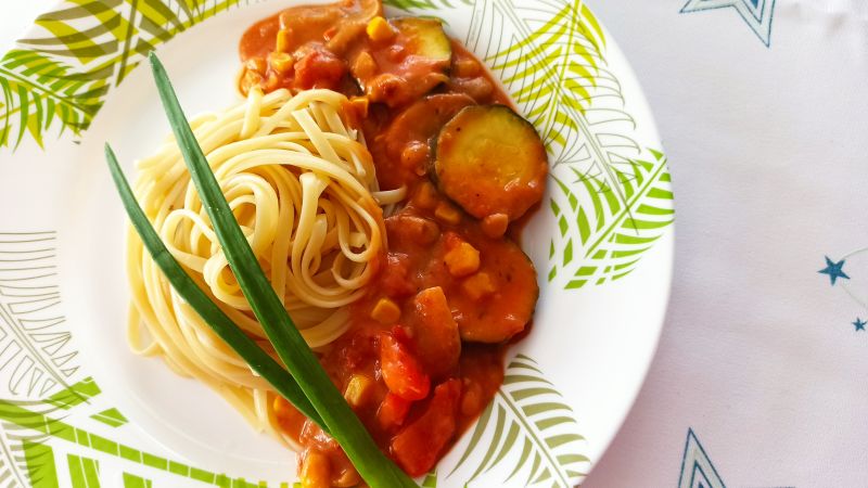 Spaghetti z warzywnym gulaszem