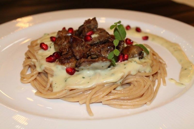 Spaghetti z wątróbką i granatem w sosie serowym Spaghetti z wątróbką i granatem w sosie serowym
