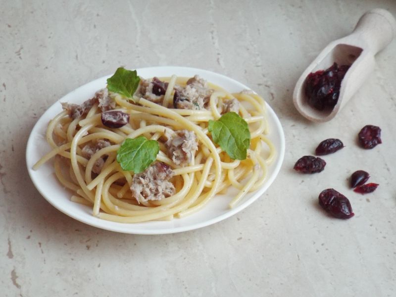 Spaghetti z wędzoną makrelą, żurawiną i miętą Spaghetti z wędzoną makrelą, żurawiną i miętą