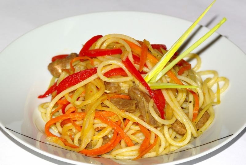 Spaghetti z wieprzowiną i warzywami Spaghetti z wieprzowiną i warzywami
