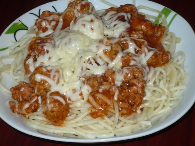 spaghetti z zakochanego kundla z serem spaghetti z zakochanego kundla z serem