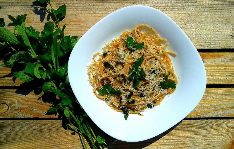 Spaghetti z ziołami i parmezanem Spaghetti z ziołami i parmezanem