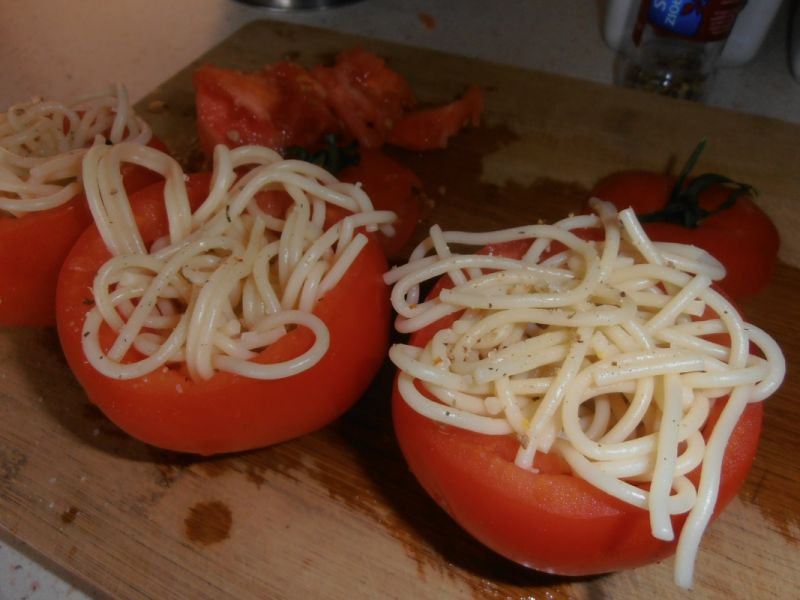 Spaghetti zapieczone w pomidorach