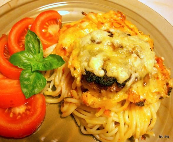 Spaghetti zapiekane z kotlecikami Spaghetti zapiekane z kotlecikami