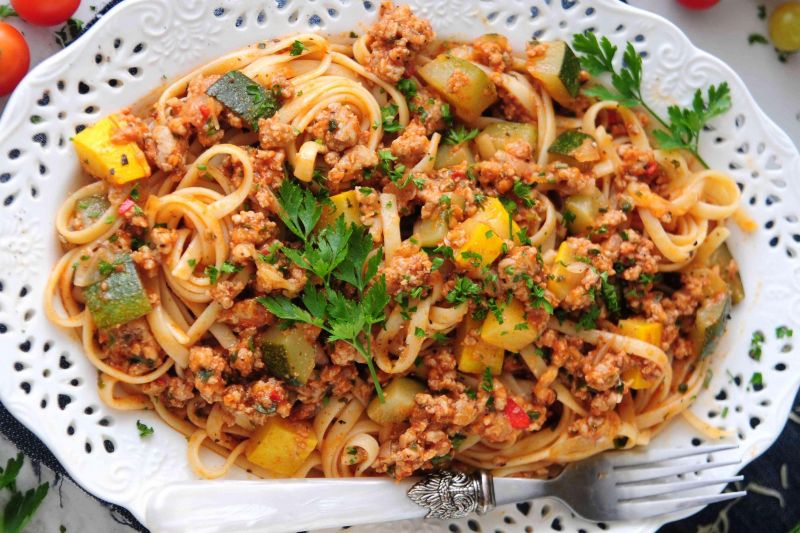 Spaghetti ze świeżych pomidorów z cukinią