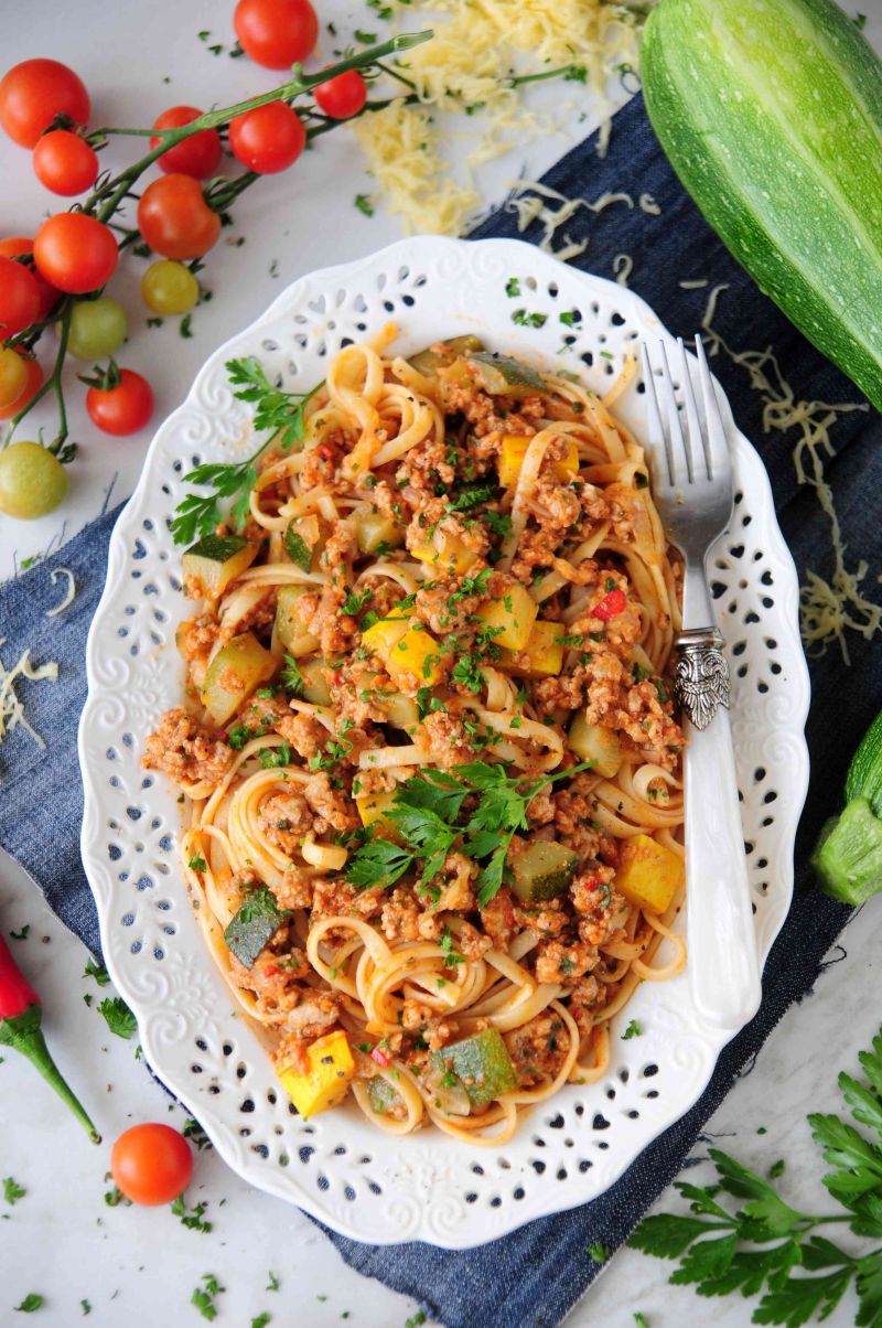 Spaghetti ze świeżych pomidorów z cukinią