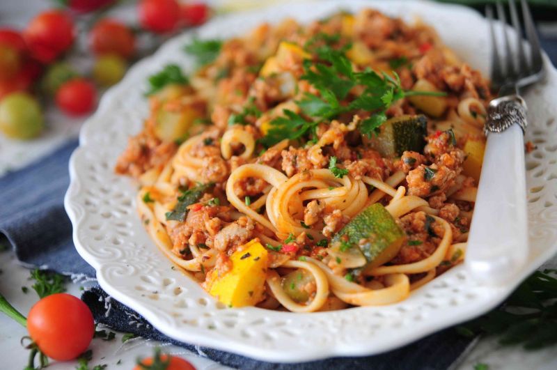 Spaghetti ze świeżych pomidorów z cukinią