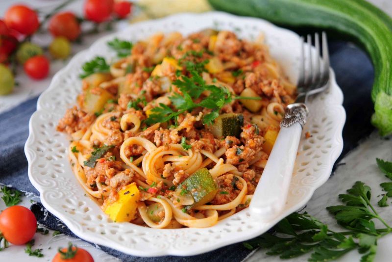 Spaghetti ze świeżych pomidorów z cukinią