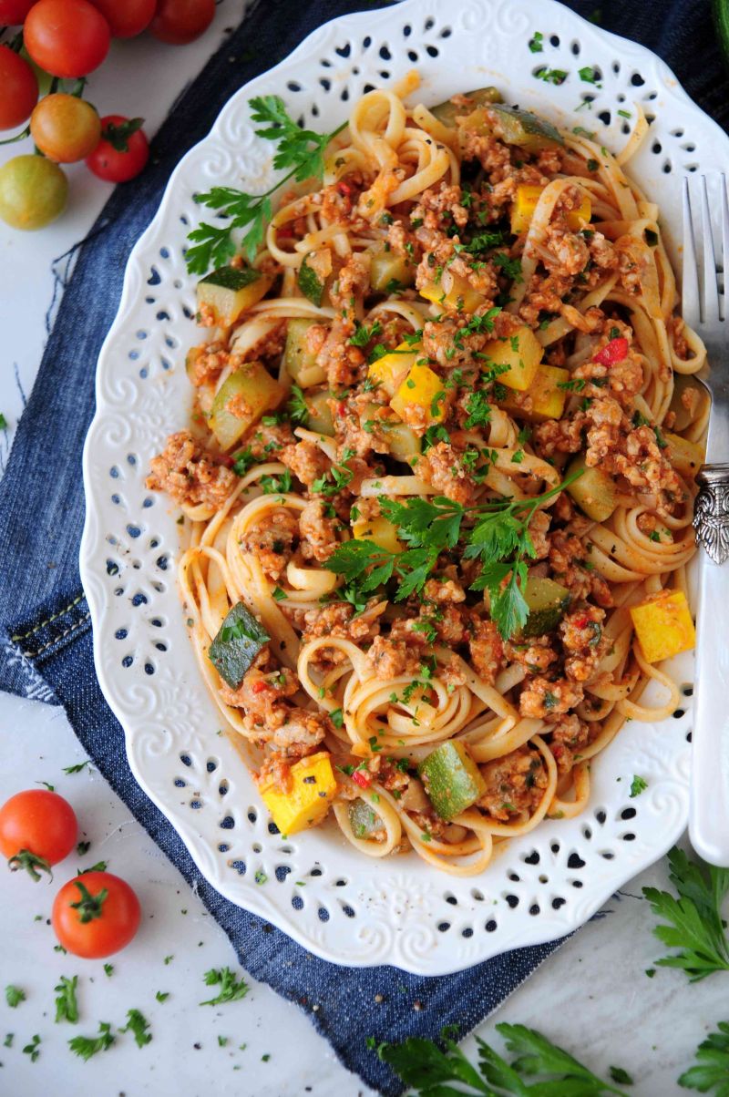 Spaghetti ze świeżych pomidorów z cukinią