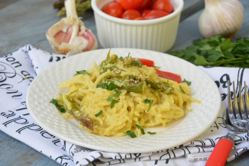 Spaghetti ze szparagami i sezamem w śmietanie