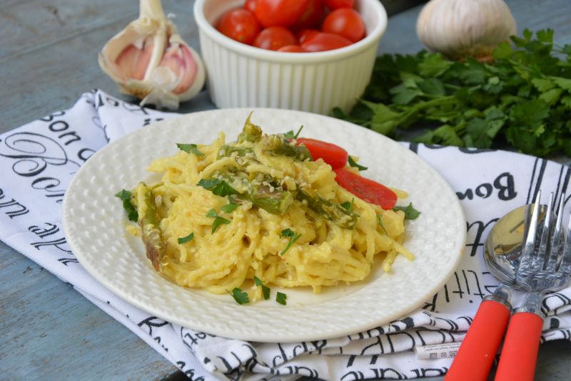 Spaghetti ze szparagami i sezamem w śmietanie