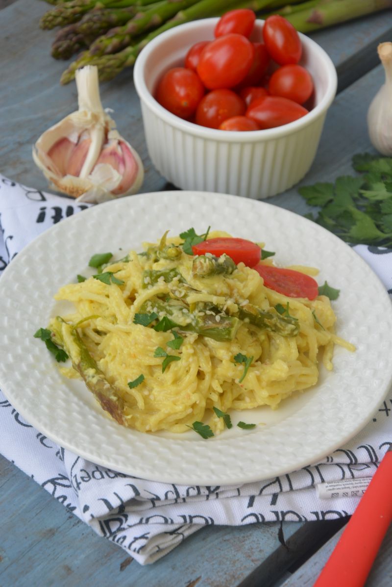 Spaghetti ze szparagami i sezamem w śmietanie