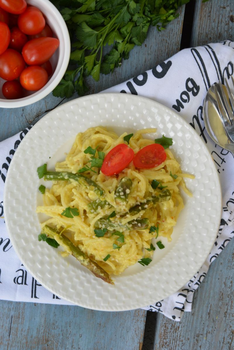 Spaghetti ze szparagami i sezamem w śmietanie