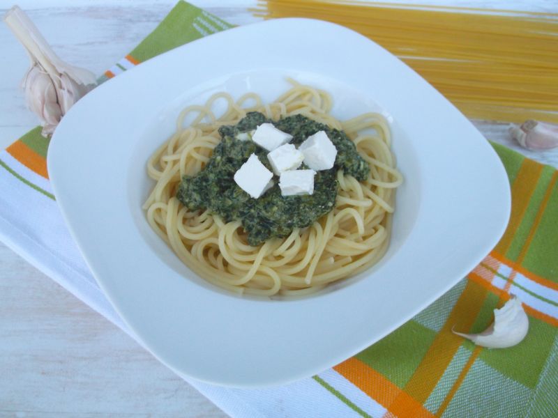 Spaghetti ze szpinakiem i serem feta Spaghetti ze szpinakiem i serem feta