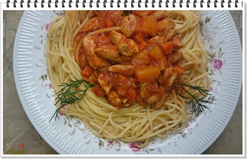 Spagrtti Eli z gulaszem drobiowo warzywnym