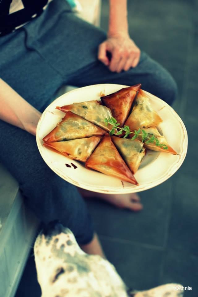 Spanakopitakia - rożki ze szpinakiem  Spanakopitakia - rożki ze szpinakiem