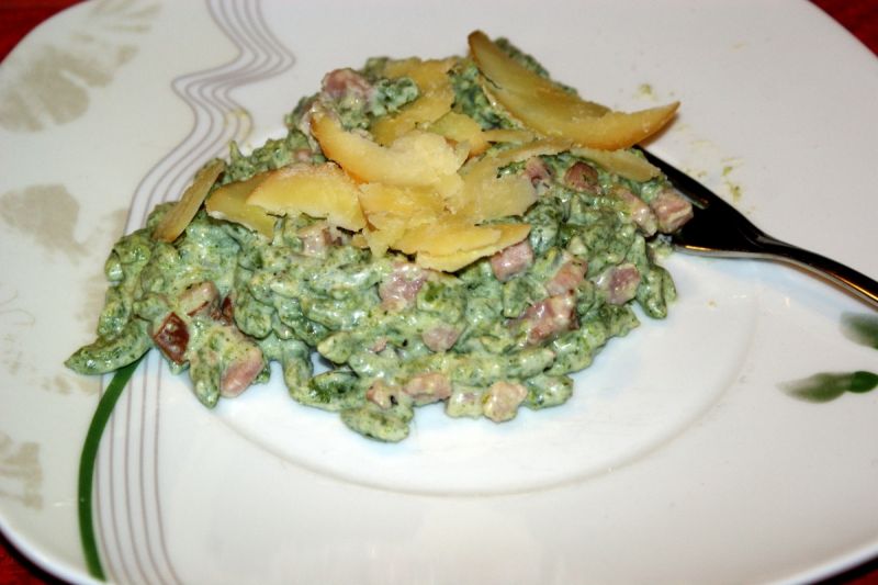 Spinatspätzle z szynką i serem Spinatspätzle z szynką i serem