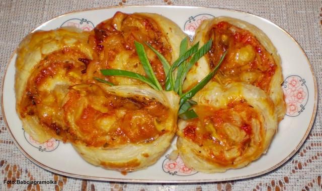 Spiralki z ciasta francuskiego jak pizza Spiralki z ciasta francuskiego jak pizza