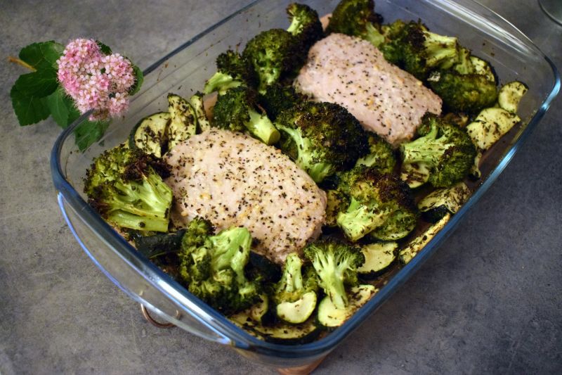 Stek z tuńczyka pieczony z warzywami