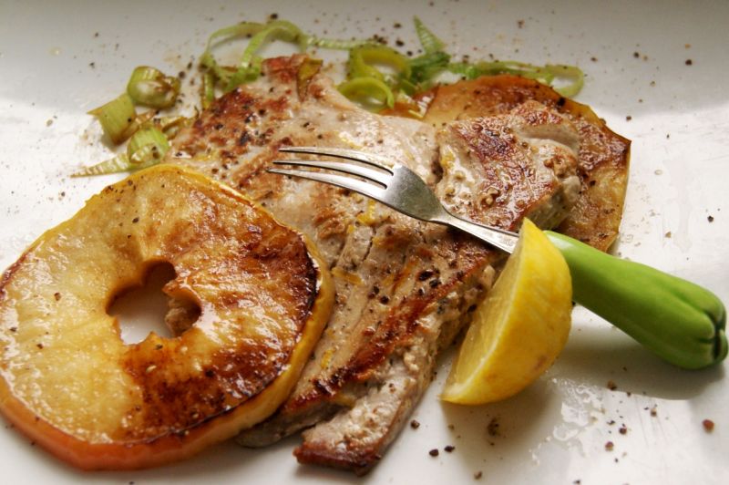 Stek z tuńczyka z jabłkiem- w kolorowym pieprzu Stek z tuńczyka z jabłkiem- w kolorowym pieprzu