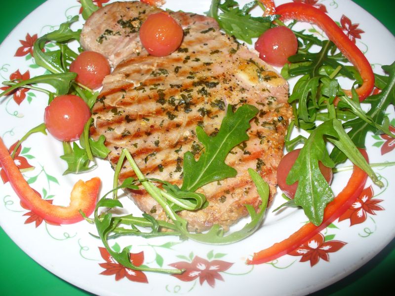 Stek z tuńczyka z natką i czosnkiem - grillowany Stek z tuńczyka z natką i czosnkiem - grillowany