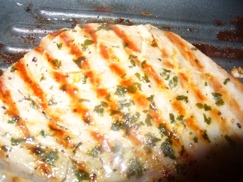 Stek z tuńczyka z natką i czosnkiem - grillowany