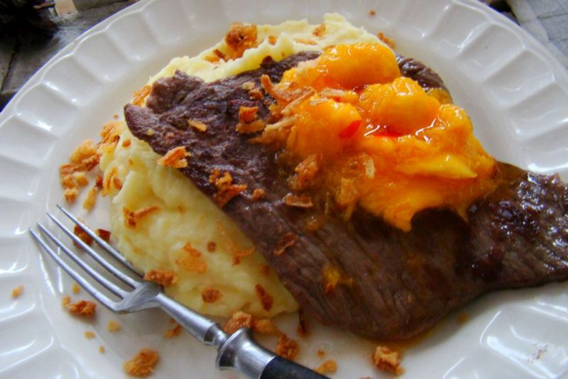 Stek z udźca na puree z salsą z mango Stek z udźca na puree z salsą z mango