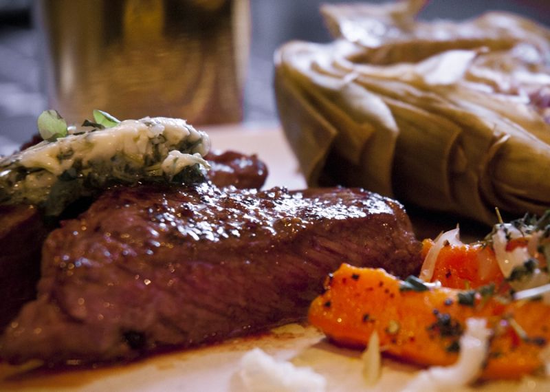 Steki Kansas w pieprzu z masłem ziołowo czosnkowym