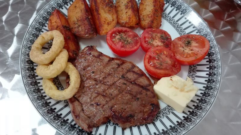 Steki wołowe z masłem i kalmarami Steki wołowe z masłem i kalmarami