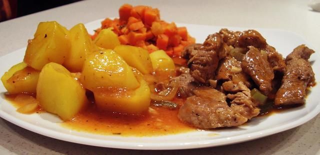 Strogonow w piwie z zieloną papryką. Strogonow w piwie z zieloną papryką.