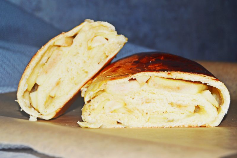 Strucla (drożdżówka) z jabłkami